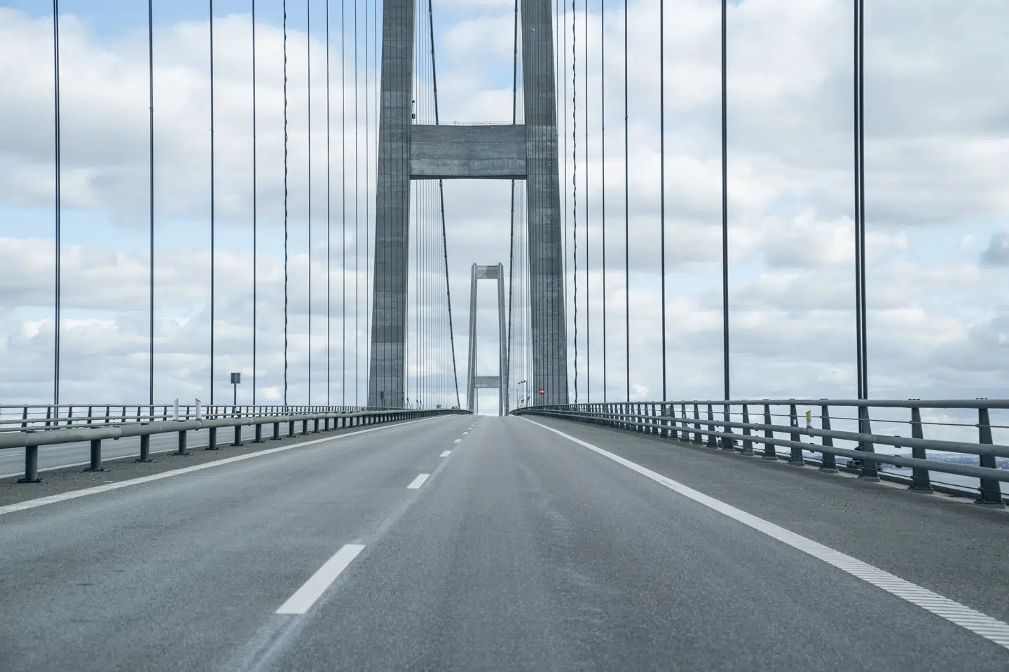 Efter mørkets frembrud og frem til mandag morgen vil Storebæltsbroens pyloner lyse op i de rød-hvide farver, oplyser Sund og Bælt. (Arkivfoto).