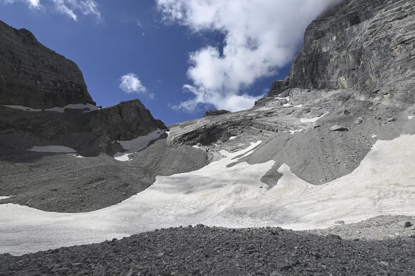 Ifølge tysk politi forsøgte den 23-årige at klatre ned fra bjergtinden Hocheck i selskab med en ukendt gruppe af bjergbestigere. Politiet eftersøger nu vidner. (Arkivfoto).