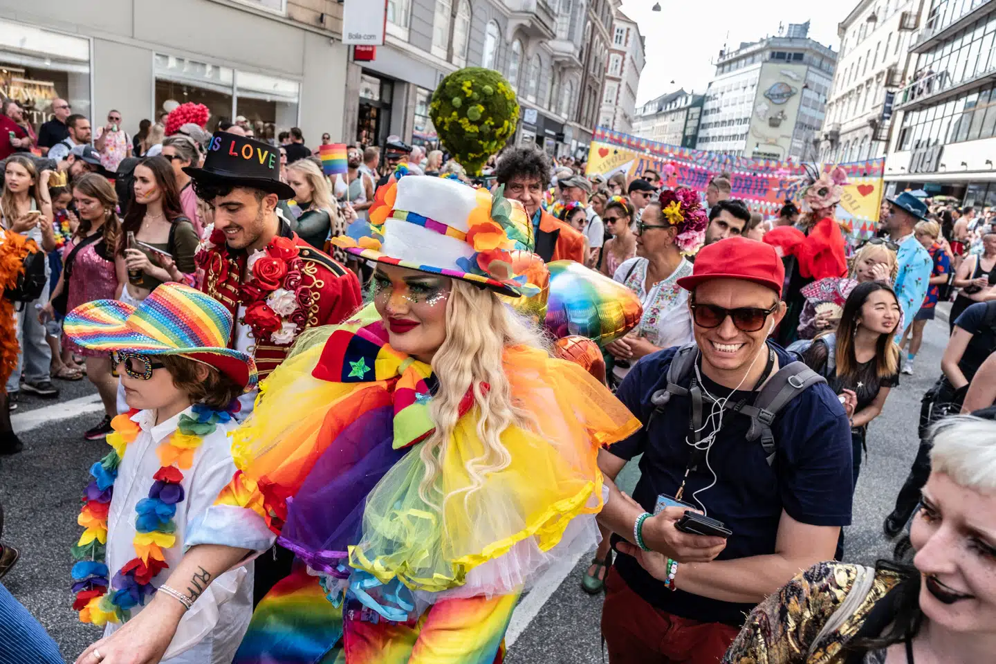Mens borgerlige partier nu lægger afstand til Copenhagen Pride, bedyrer de røde, at de fortsat vil deltage i optoget.