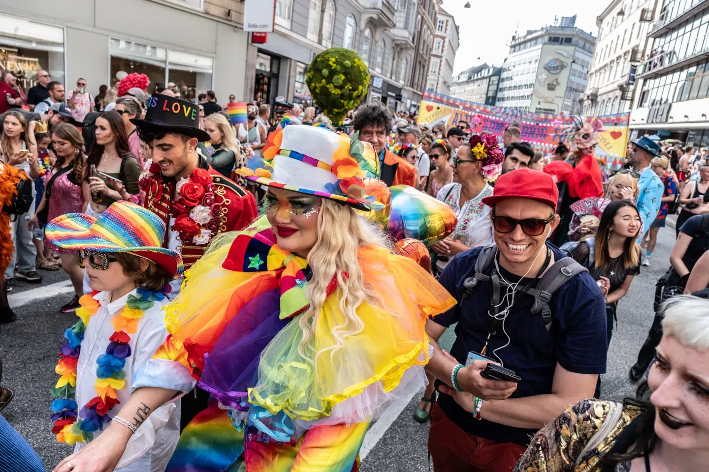 Mens borgerlige partier nu lægger afstand til Copenhagen Pride, bedyrer de røde, at de fortsat vil deltage i optoget.