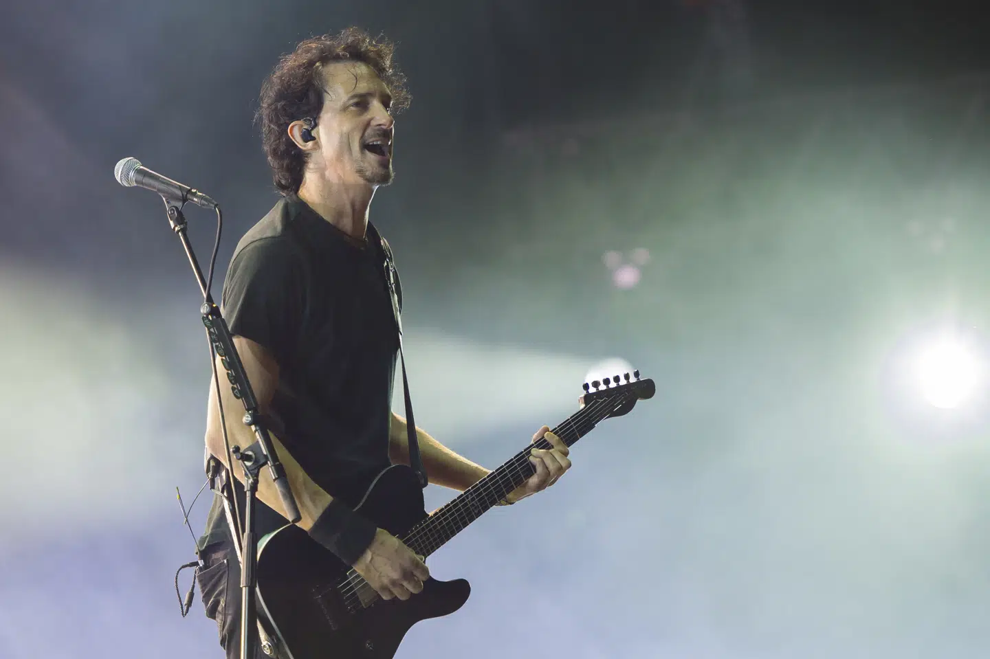 Den franske musiker Joseph Duplantier fra banden Gojira er i København mandag for at demonstrere mod fængslingen af Paul Watson. Her ses Duplantier på scenen ved en musikfestival i Frankrig i juli 2023. (Arkivfoto).