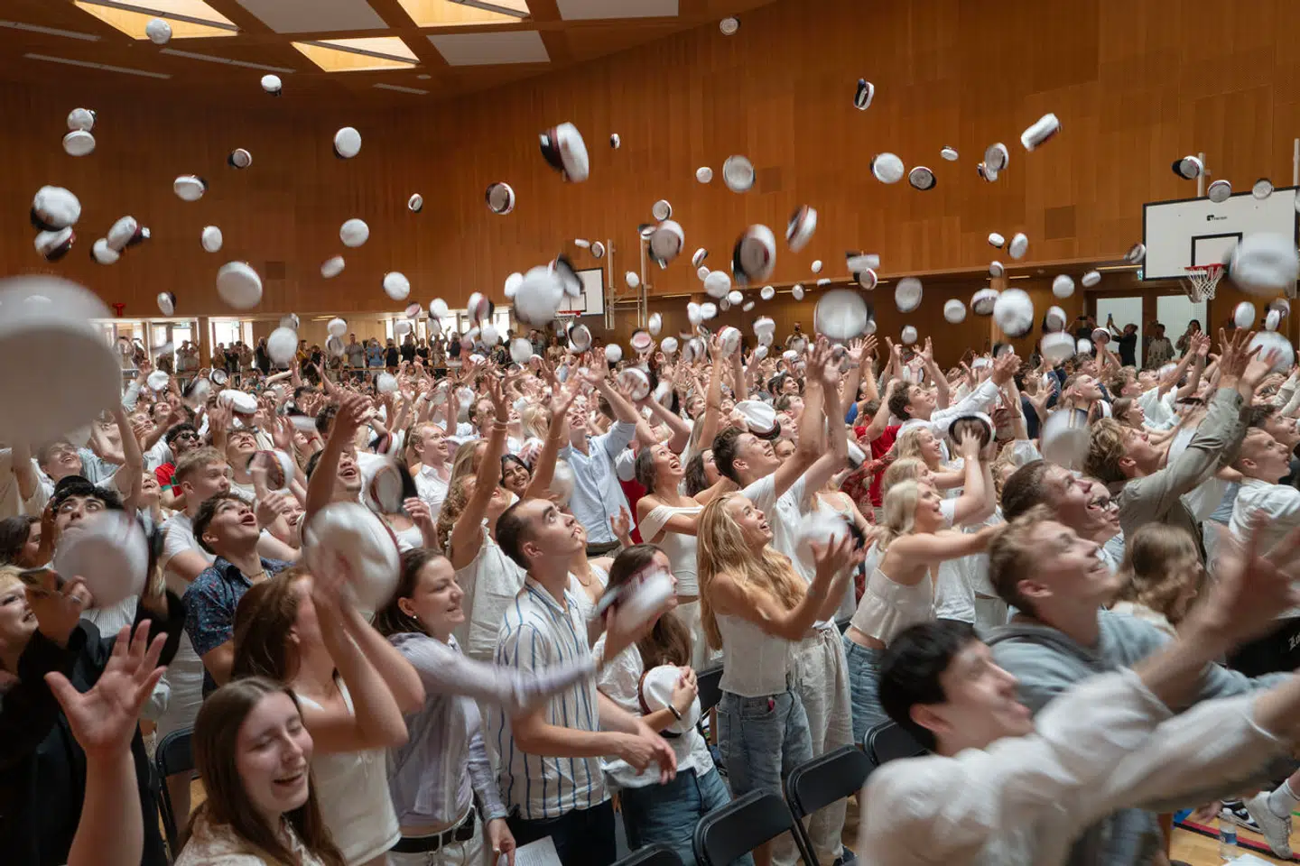 Jublende studenter – her studenter på Falkonergårdens gymnasium på Frederiksberg ved translokationen 28. juni 2024 – bør man altid glæde sig over. Men gymnasiet er blevet en masseuddannelse, hvilket er skidt for kvaliteten og dermed for de unge, skriver Amalie Lyhne i denne leder.