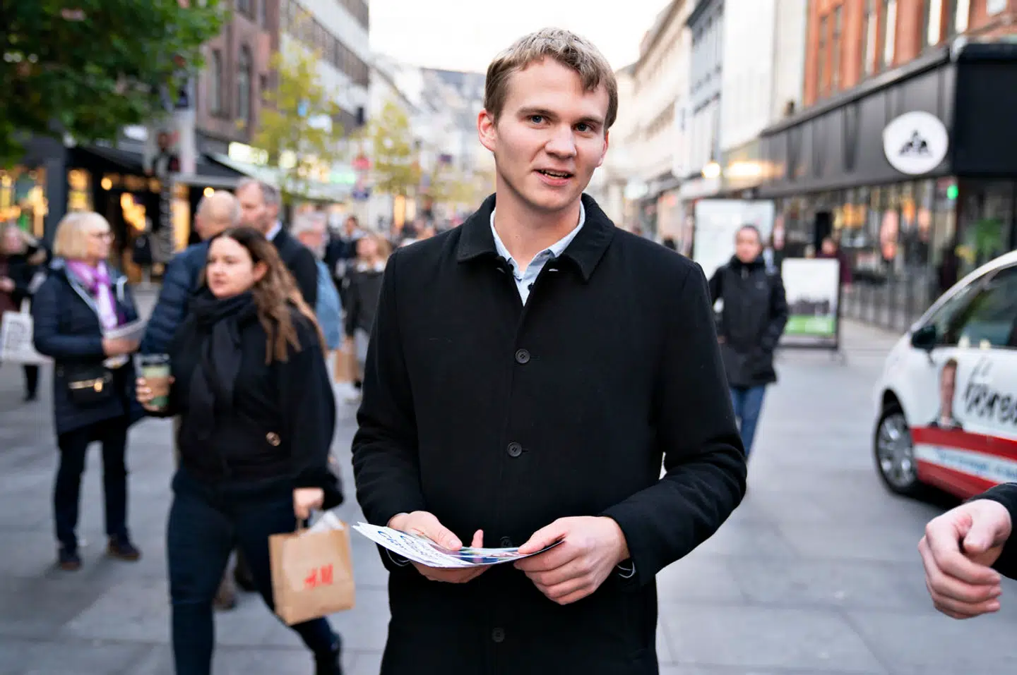 Jakob Søgaard Clausen er frustreret over, at han ikke kan udleve Kaare Dybvads drøm om et stop for kønsopdelt svømning i Aarhus. På billedet fører han valgkamp for Dansk Folkeparti, men han er siden skiftet til Danmarksdemokraterne (Foto: Henning Bagger/Ritzau Scanpix)
