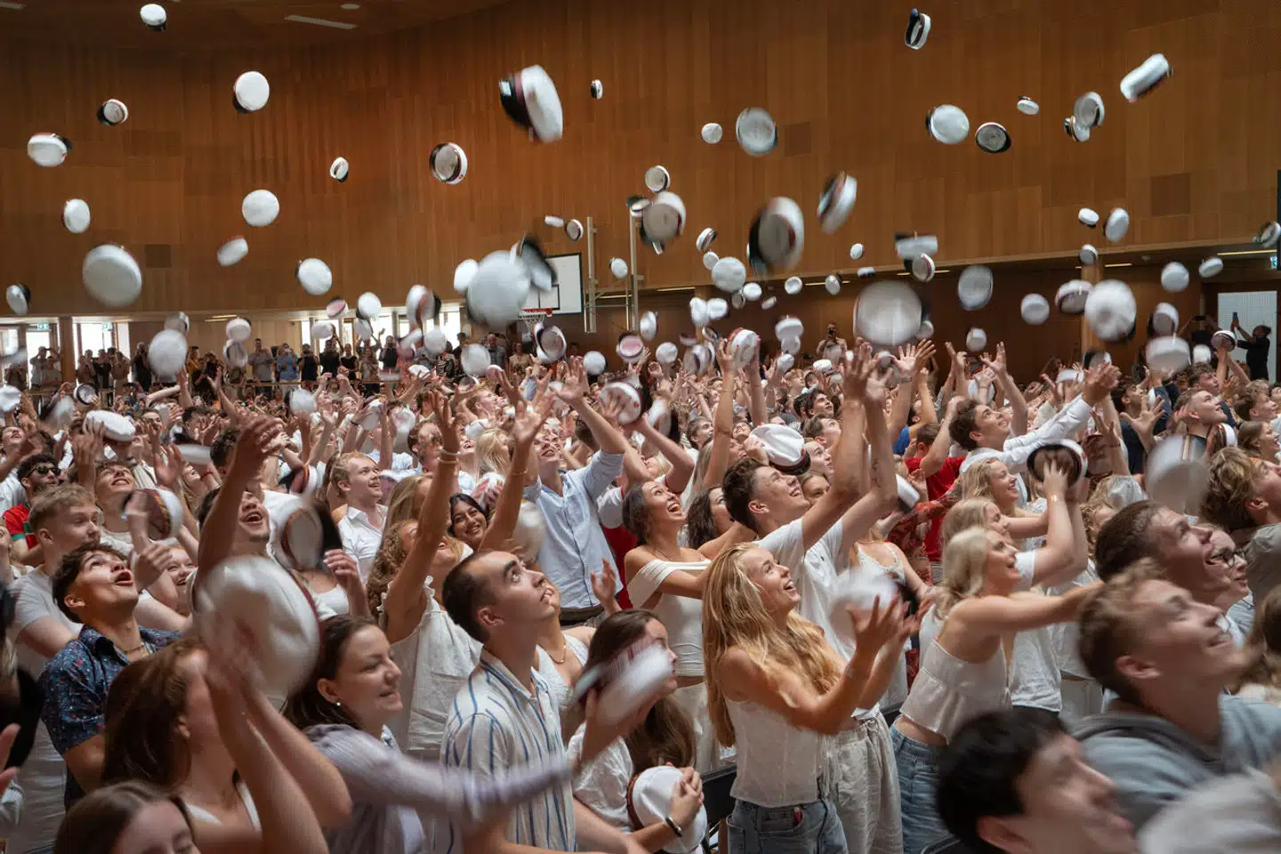 Studenter på Falkonergårdens Gymnasium på Frederiksberg fejrer studentereksamen i forbindelse med translokationen på gymnasiet i sommer. For både dem selv og samfundet er der penge at hente, hvis de læser videre.