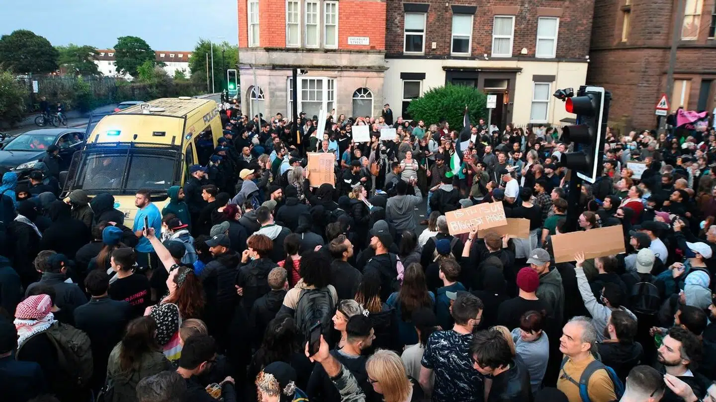 En gruppe moddemonstranter foran et flygtningecenter i Liverpool 7. august. Flere af demonstrationerne førte til voldelige sammenstød mellem antiracistiske grupper på den ene side, og højreorienterede grupper på den anden side.