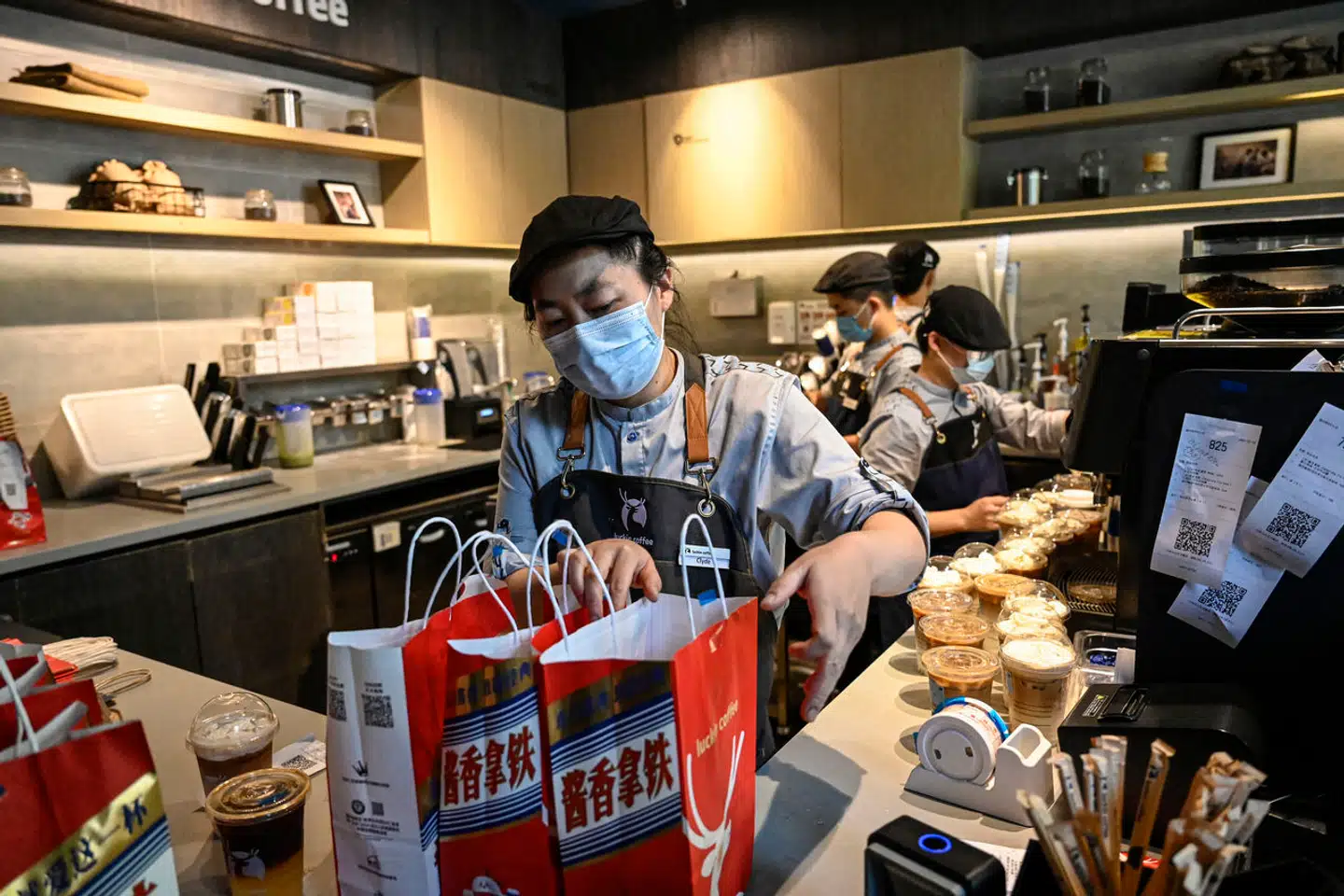 Den kinesiske kaffekæde Luckin Coffee lancerede i 2023 en særlig drik, hvor de blandede kinesisk brændevin i deres caffe latte. Et sjovt påhit, som ikke siger så lidt om udviklingen i landet. Arkivfoto: Jade Gao/AFP/Ritzau Scanpix
