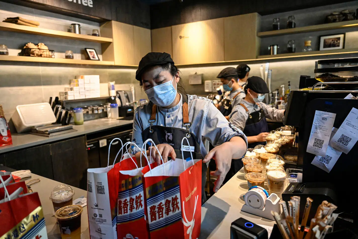 Den kinesiske kaffekæde Luckin Coffee lancerede i 2023 en særlig drik, hvor de blandede kinesisk brændevin i deres caffe latte. Et sjovt påhit, som ikke siger så lidt om udviklingen i landet. Arkivfoto: Jade Gao/AFP/Ritzau Scanpix