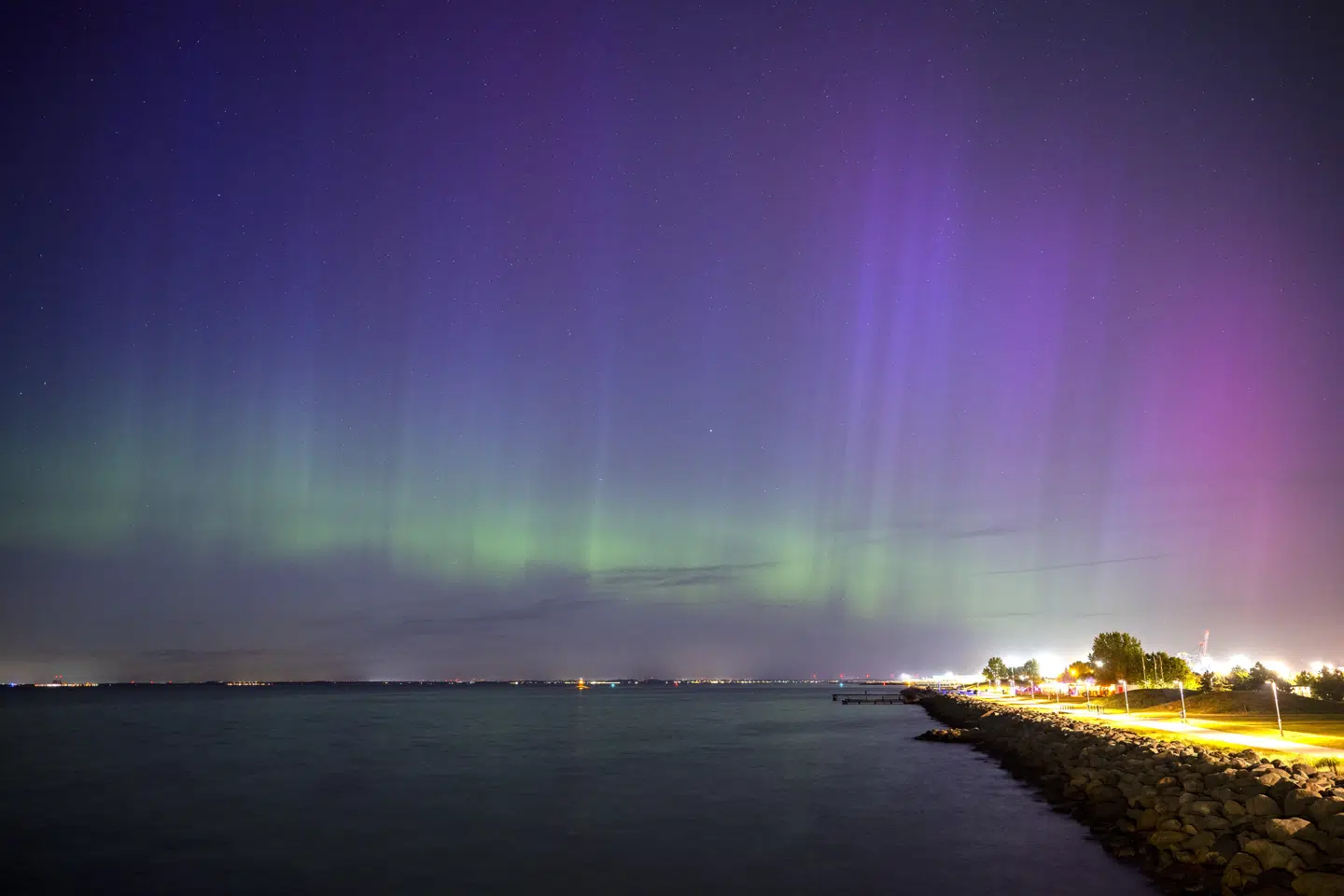 Her ses nordlys over Øresund natten til tirsdag. Billedet er taget fra den svenske kyst ved Malmø. Også i Danmark var der flere, der kunne nyde synet af nordlys natten til tirsdag.