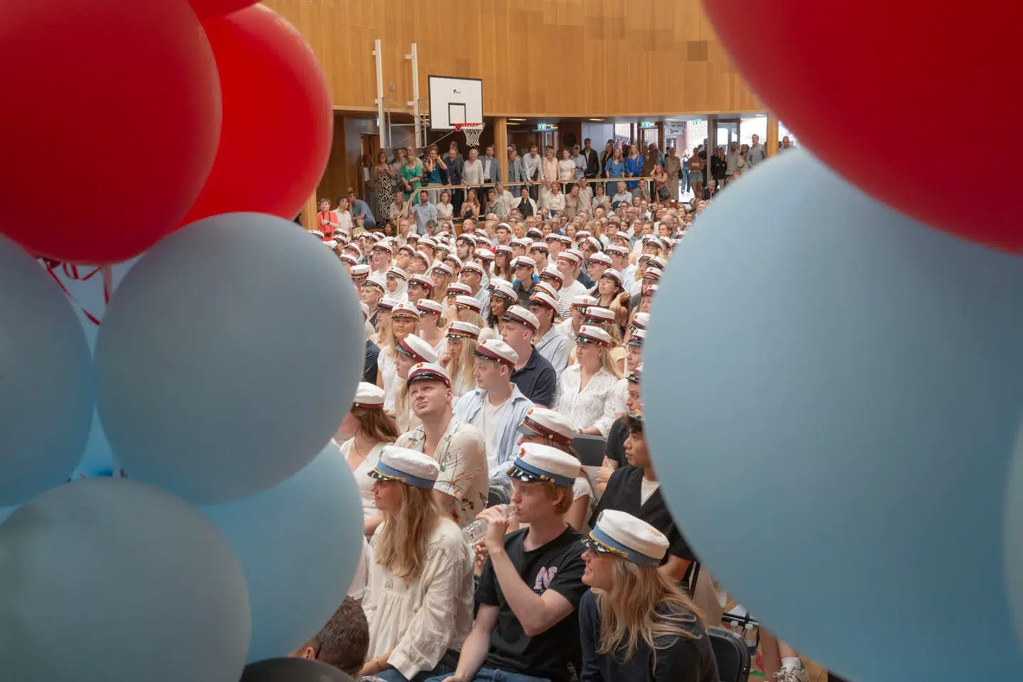 Studenter på Falkonergårdens gymnasium på Frederiksberg fejrer studentereksamen i forbindelse med translokationen på gymnasiet 28. juni 2024.