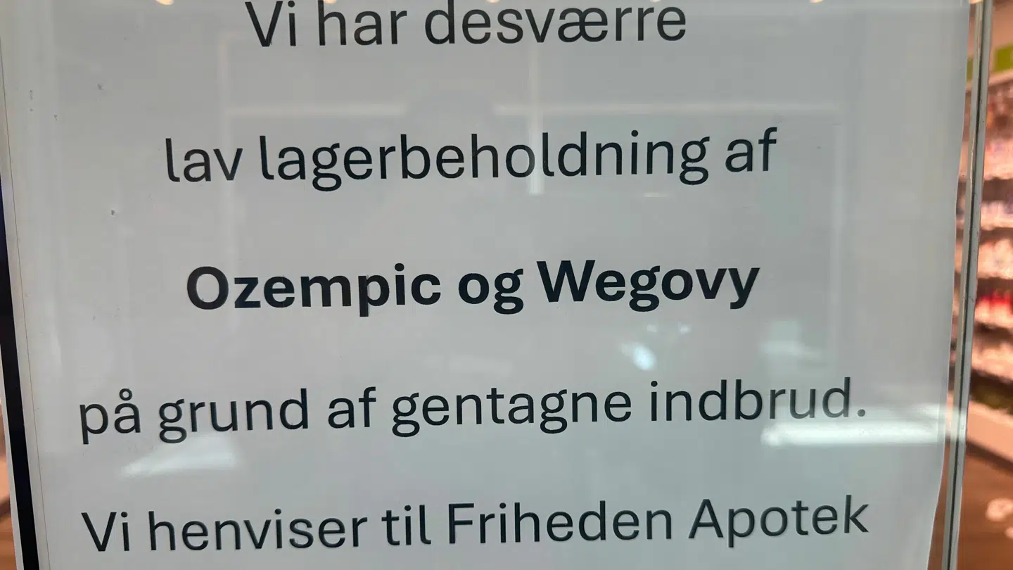 Dette skilt har de seneste dage mødt kunderne på Hvidovre Stations Apotek.