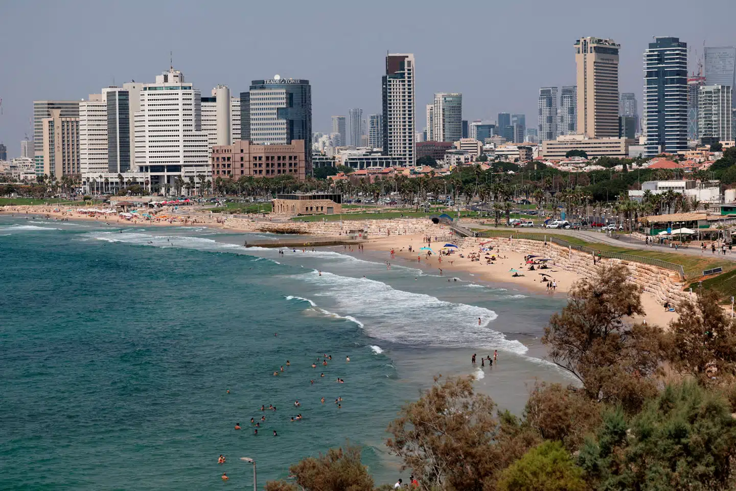 Ifølge Israels forsvar er en raket affyret fra Gazastriben landet i havet udenfor Tel Avivs kyst.
