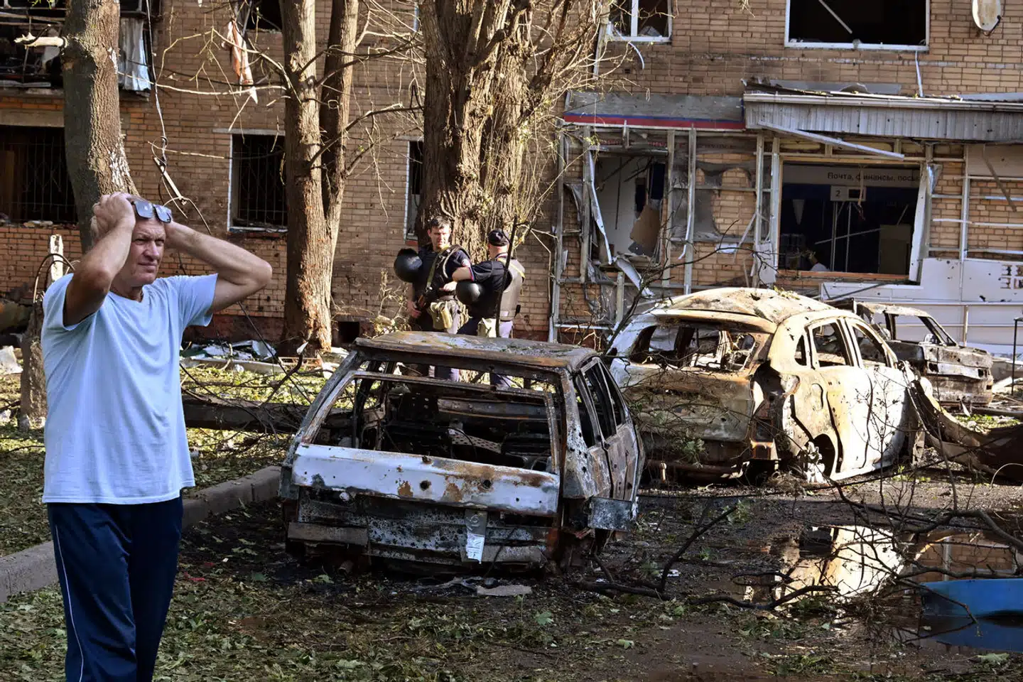 En russisk mand står ved siden af udbrændte biler efter et ukrainsk missilangreb i storbyen Kursk. Hidtil har Kursk været relativt forskånet for krigens rædsler.