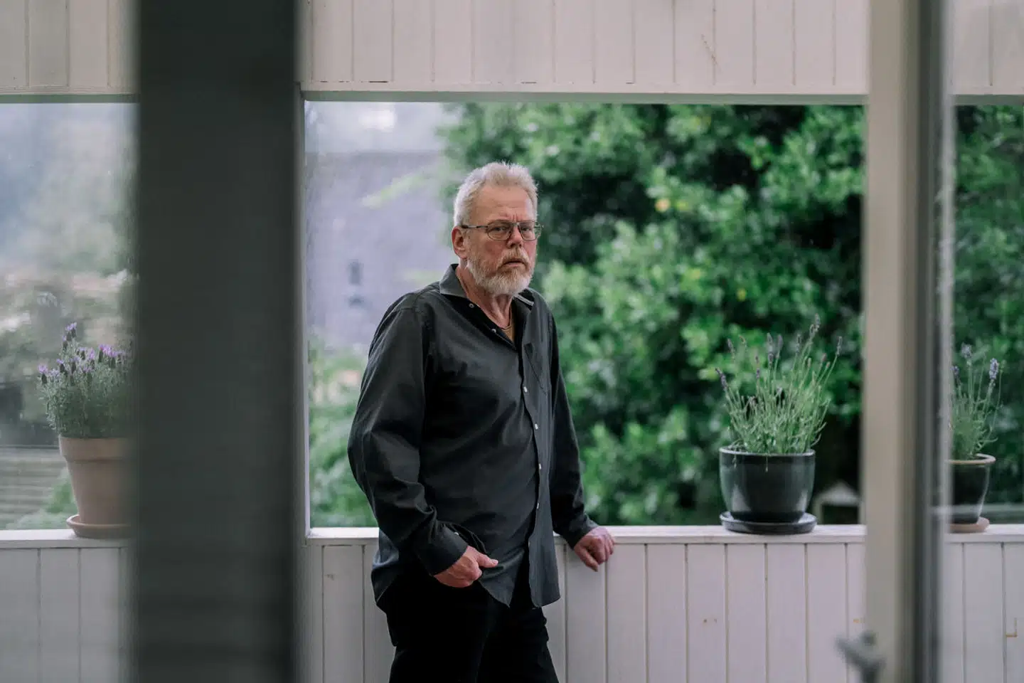 Efter en brummetone valgte Klaus Lynggaard og hans hustru at flytte fra deres hus i Hørsholm. Netop den lyd har inspireret ham i den nye roman.