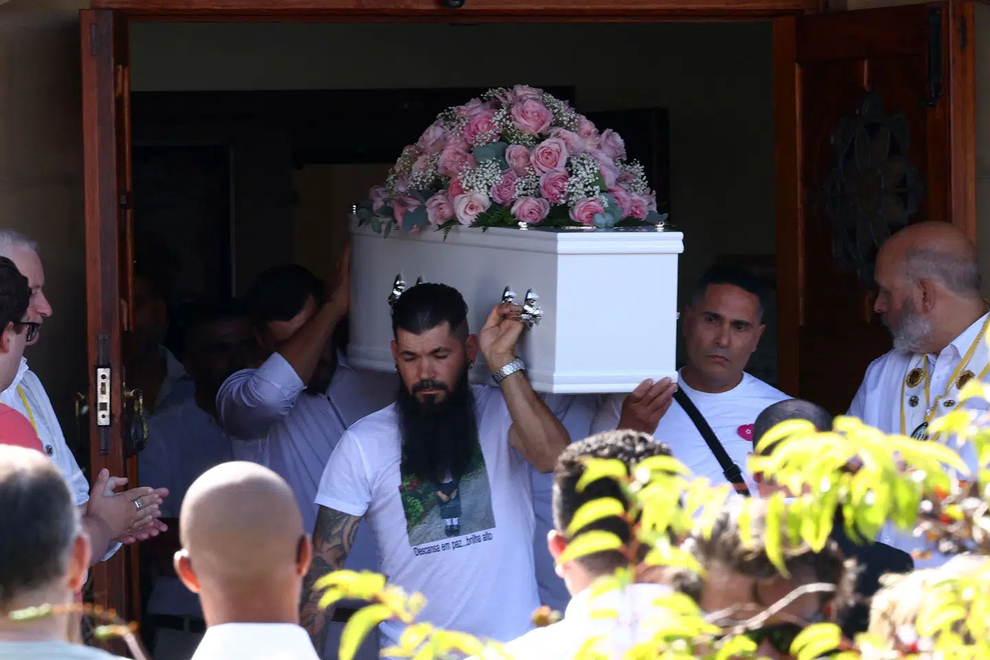 Billede fra bisættelsen af niårig Alice Dasilva Aquiar i Southport. Hun var en af de piger, der den 29. juli blev dræbt i angreb, der har udløst optøjer på tværs af landet.