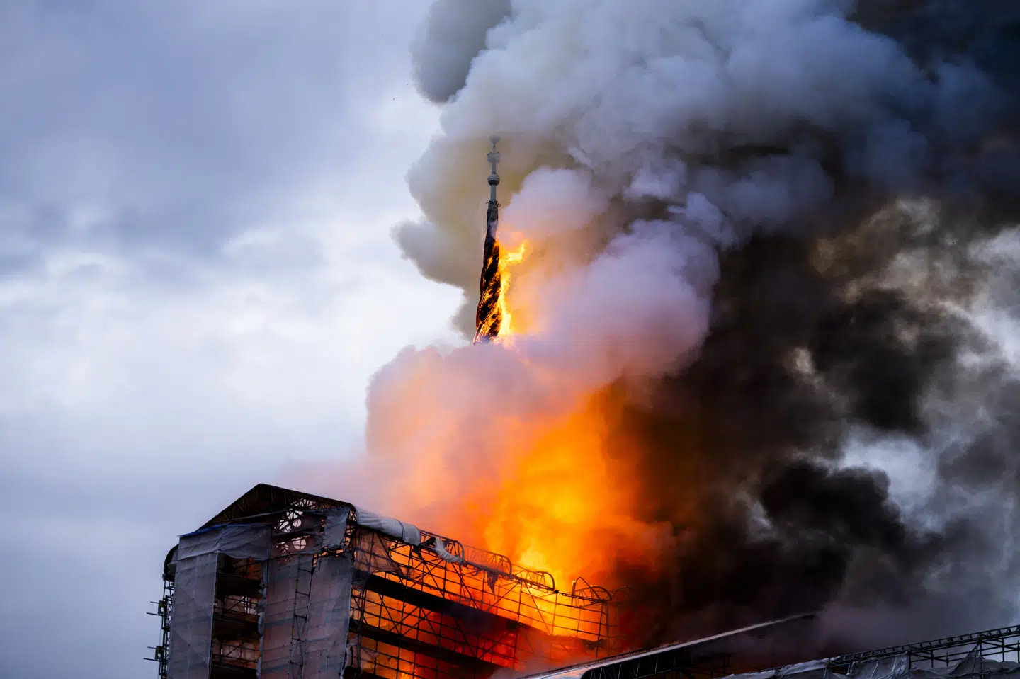 16. april 2024 udbrød branden i Børsen i København. Op mod halvdelen af bygningen nedbrændte. Det er endnu uvist, hvad der forårsagede branden. (Arkivfoto).
