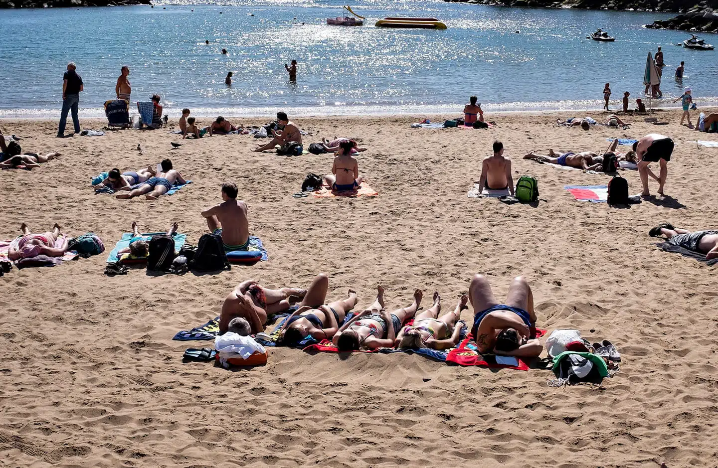 Ifølge seniorforsker i Kræftens Bekæmpelse skal vi stadig tænke os om, inden vi går ud i solen.