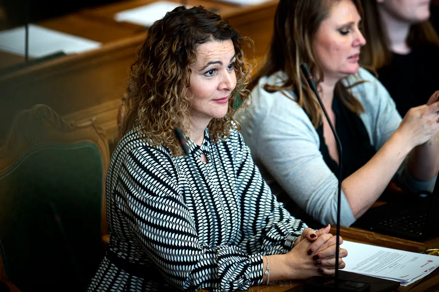 Det er bekymrende, at jeg som dansk borger, politiker og debattør ikke kan benytte mig af mine grundlovssikrede frihedsrettigheder, fordi nogle herboende bliver stødt på manchetterne, skriver Halime Oguz.