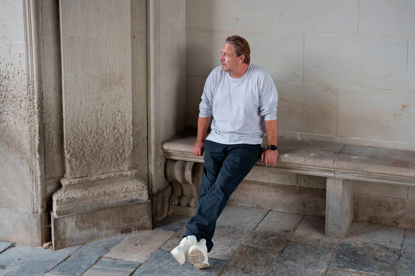 For 20 år siden spillede Anders W. Berthelsen rollen som den idealistiske journalist Ulrik Torp. Nu er han tilbage i opfølgeren. Der er sket meget. Både inden for filmbranchen og hos skuespilleren selv.