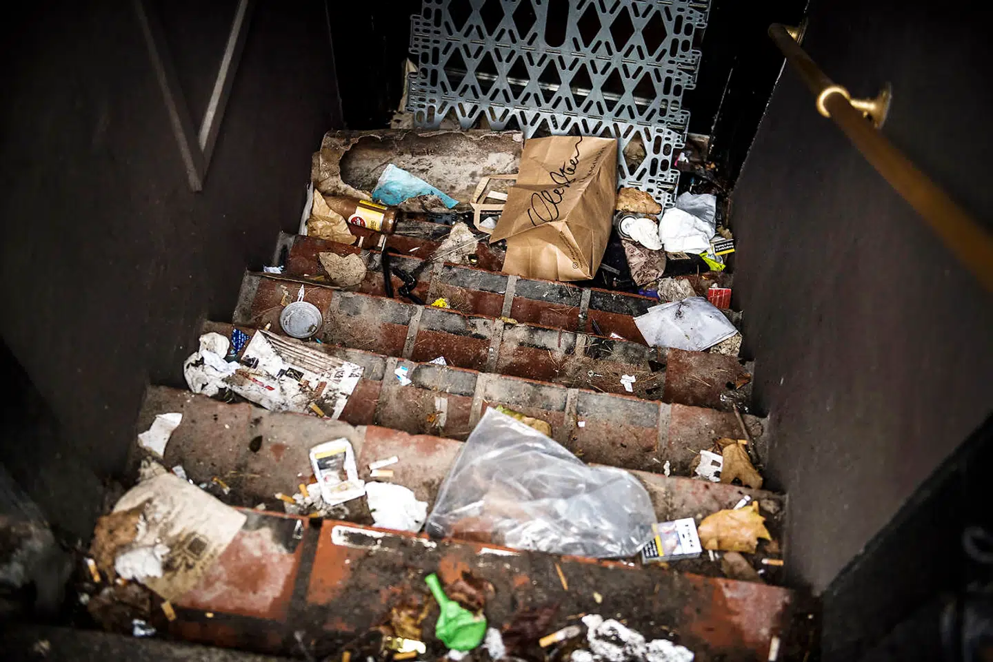 Skrald og rod i København på Gothersgade, Købmagergade og sidegaderne i området. Cigaretskodder, plastik, tomme flasker, papir, glas og graffiti.