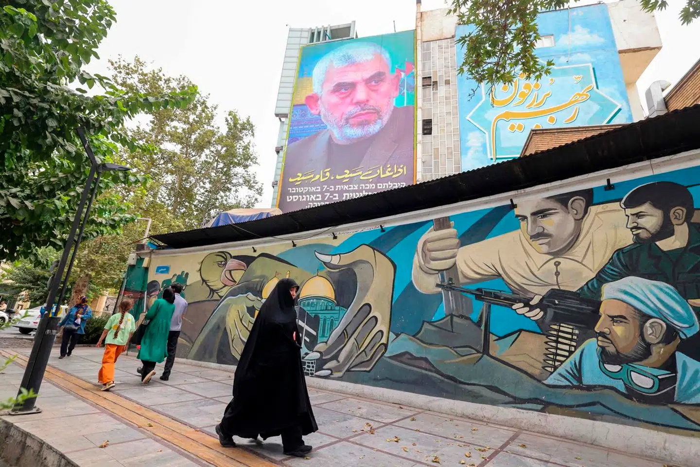 På Palæstinas Plads i Teheran går folk i disse dage forbi et stort banner med den nye Hamas-leder, Yahya Sinwar. Iranerne forventes at komme med et angreb på Israel.