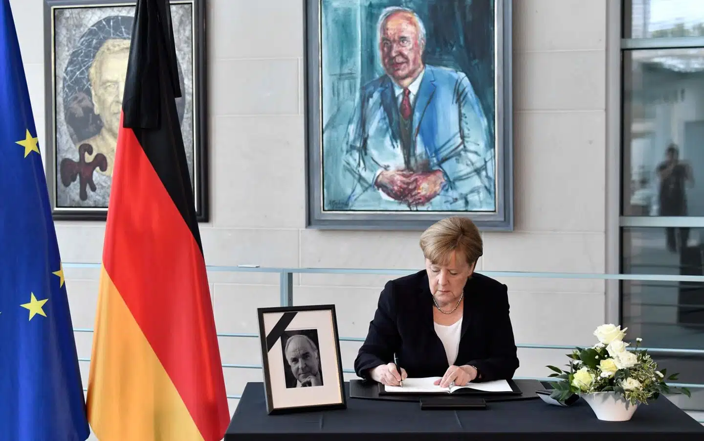 Kanslerportrætterne er også en arv fra de store tyske statsmænd. Men portrættet af den første store tyske statskvinde, Angela Merkel, som her kondolererden afdøde »enhedskansler« Helmut Kohl, lader stadig vente på sig. Arkivfoto: John Macdougall/AFP/Ritzau Scanpix