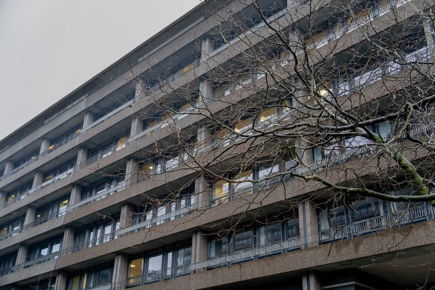 Rigshospitalets ældre sydfløj er omdrejningspunktet for skandalesagen om den skimmelsvamp, som Berlingske har beskrevet siden januar i år. Her ligger der blandt andet kræftsyge børn og voksne med blodkræft.