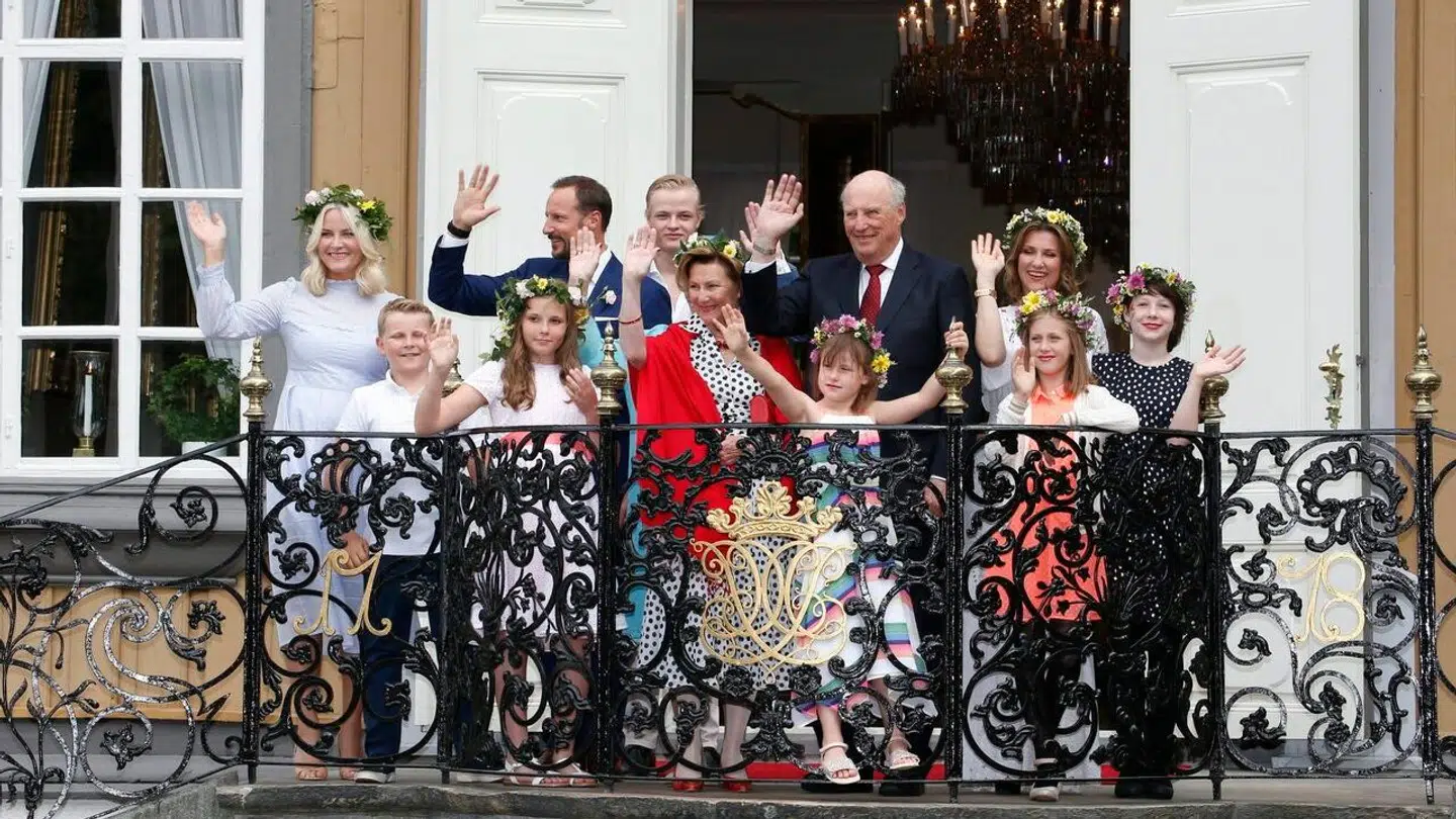 Marius Borg Høiby er ikke officielt en del af det norske kongehus. Men her ses han på balkonen med hele familien.