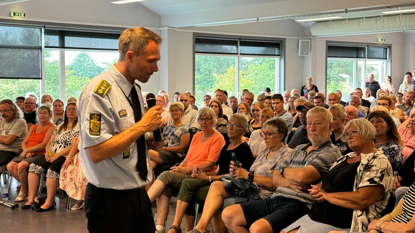 Politikommissær i Syd- og Sønderjyllands politi Henrik Thrane Jensen taler til borgermøde i Skærbæk.