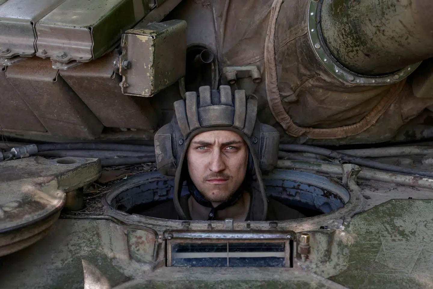 »Sorger kommer ej som spioner, én og én ad gangen, men i eskadroner,« skriver kronikøren. På billedet ser en ukrainsk soldat på fra en kampvogn i Donetsk-regionen, mens Ruslands angreb på Ukraine fortsætter, Ukraine, 11. juni 2022.