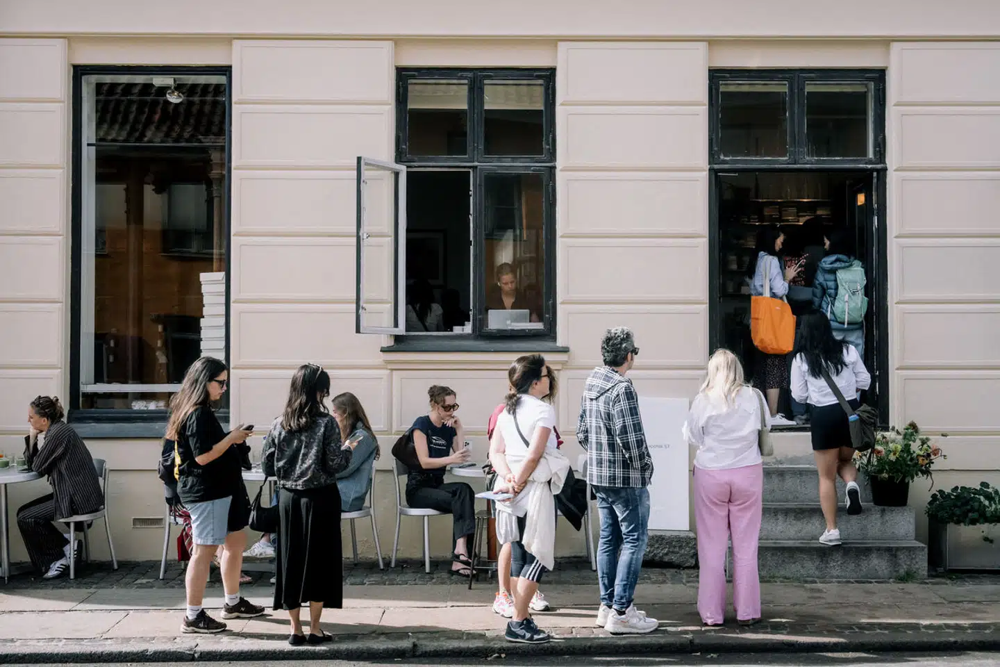 Køen til det populære morgenmadssted var lidt mere beskeden af længde, da Berlingskes fotograf var forbi en hverdag, end da anmelderen spiste der en lørdag formiddag.