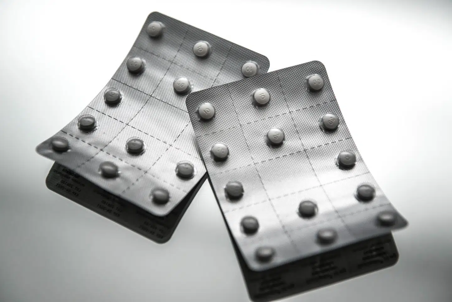 Den fynske læge misbrugte ifølge tiltalen 71 gange navnet på sin tidligere samlever til at udskrive recepter på bl.a. morfin til sig selv - med tilskud fra sygesikringen.