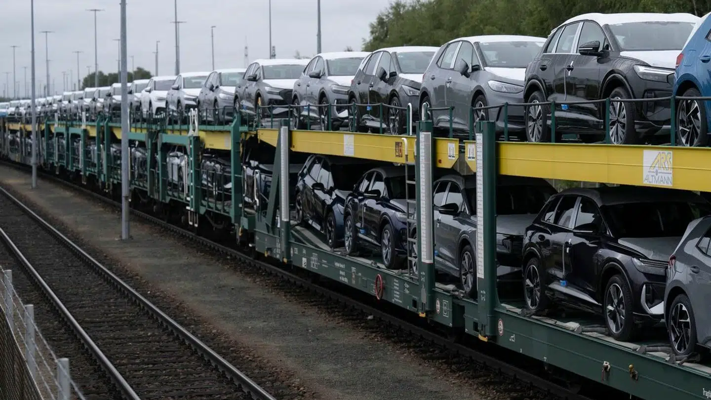 Det vælter ind over grænserne med brugte elbiler, og de går som varmt brød på det danske marked, viser tal for årets første syv måneder.