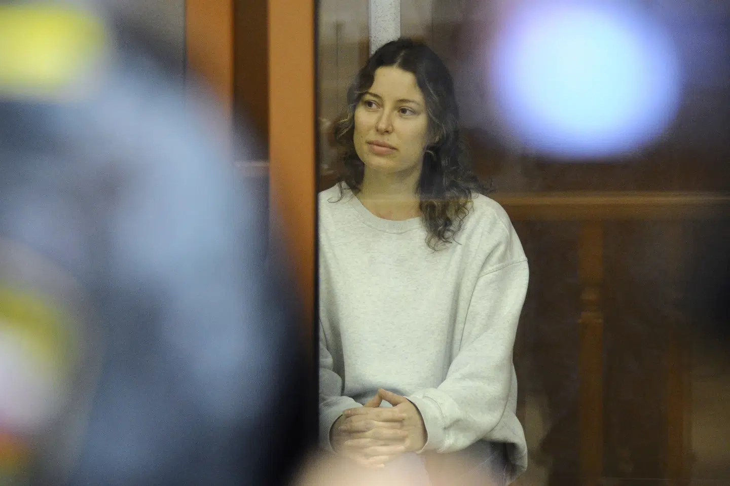 Ksenia Karelina på anklagebænken i Jekatarinburg. Kvinden, der har russisk og amerikansk statsborgerskab, blev anholdt tidligere i år, da hun ville besøge sin familie i Rusland.