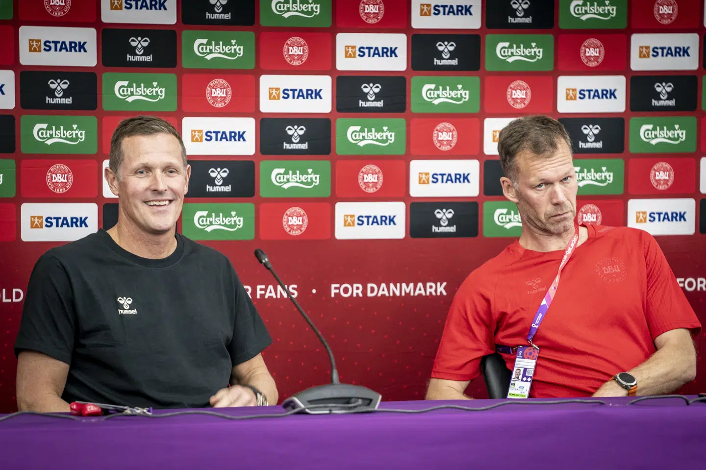 Peter Møller og Morten Wieghorst ses her under VM i 2022. Dengang var Wieghorst assistenttræner på landsholdet, men året ud er han landstræner.