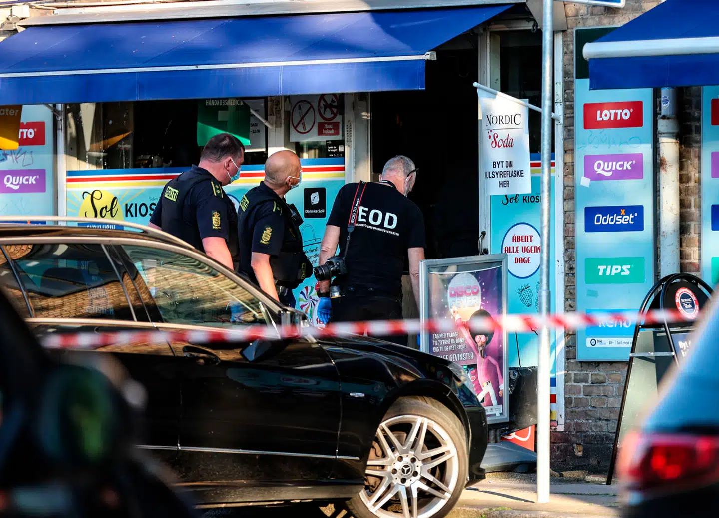 Område afspærret ved kiosk på Hans Knudsens Plads tirsdag 6. august 2024. Politiet rykker ud til sprængning i en kiosk på Hans Knudsens Plads på Østerbro i København. Efterfølgende bliver to svenske statsborgere – en mand og en kvinde på 24 år – anholdt.