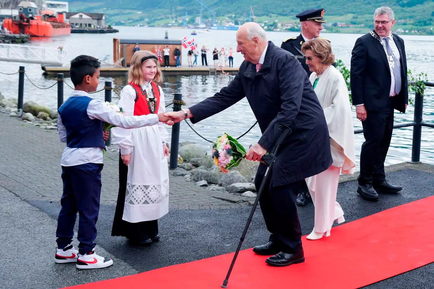 87-årige kong Harald afviste i forbindelse med dronning Margrethes abdicering, at han havde samme overvejelser.