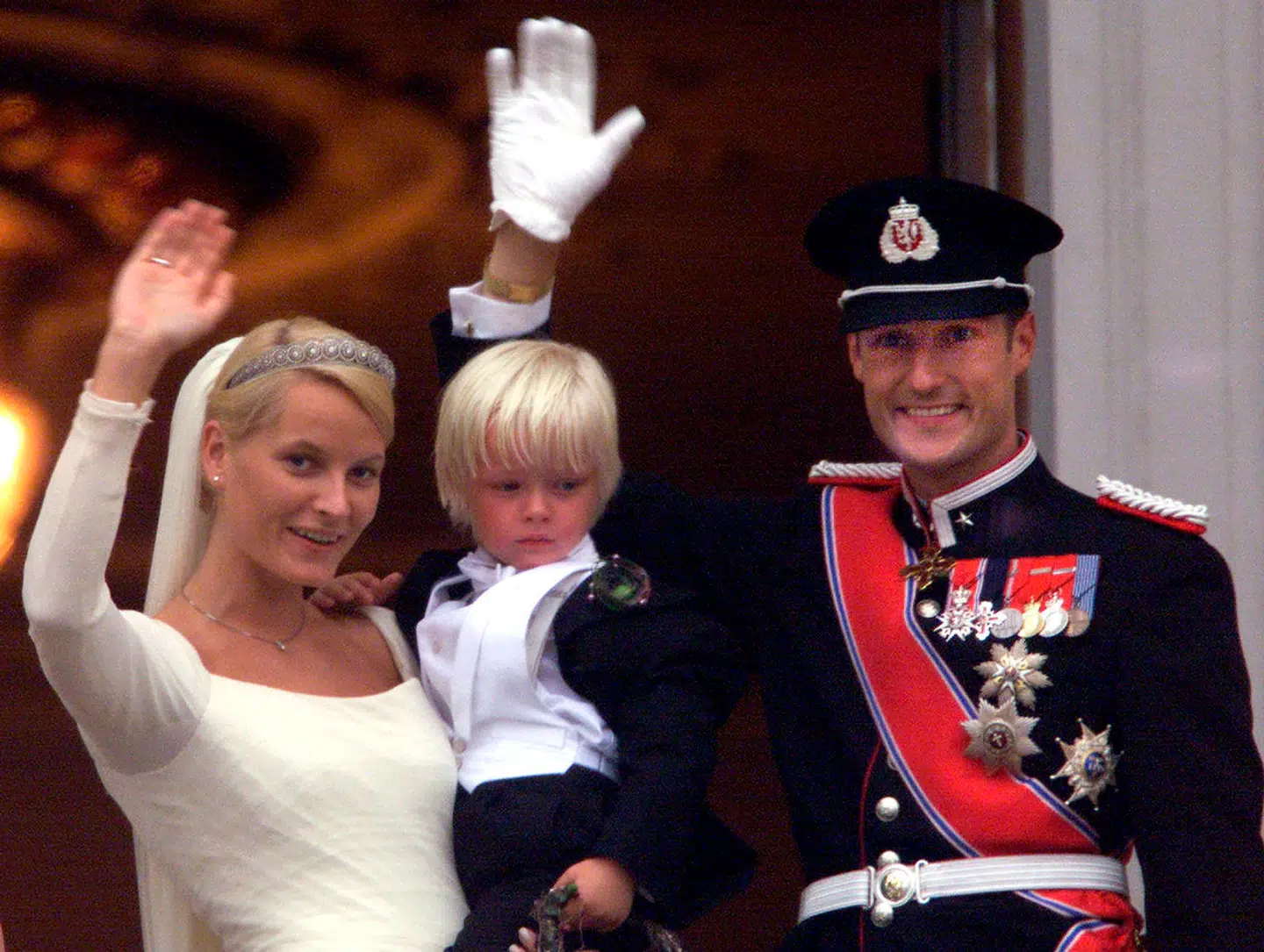 »Lille-Marius«, blev han kaldt af pressen som barn. Her til sin mor, kronprinsesse Mette-Marits, bryllup i 2001, hvor hun blev gift med kronprins Haakon af Norge.