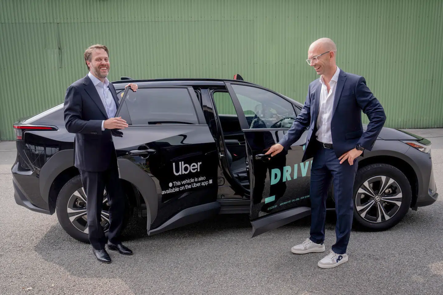 Uber vil fra 2025 samarbejde i Danmark med den københavnske taxatjeneste DRIVR. Det fortæller Maurits Schönfeld (tv.), Uber-chef i Norden, og DRIVR-topchef Bo Svane i et interview med Berlingske.