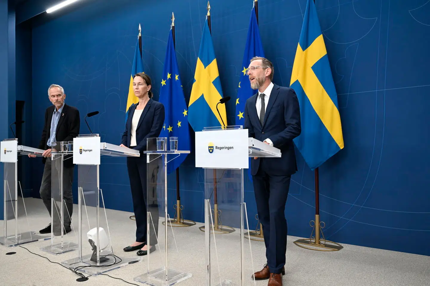 Sveriges statsepidemiolog Magnus Gisslén, chefen for Folkhälsmyndigheten Olivia Wigzell, tf generaldirektör og socialminister Jakob Forssmed på torsdagens pressemøde om mpox.