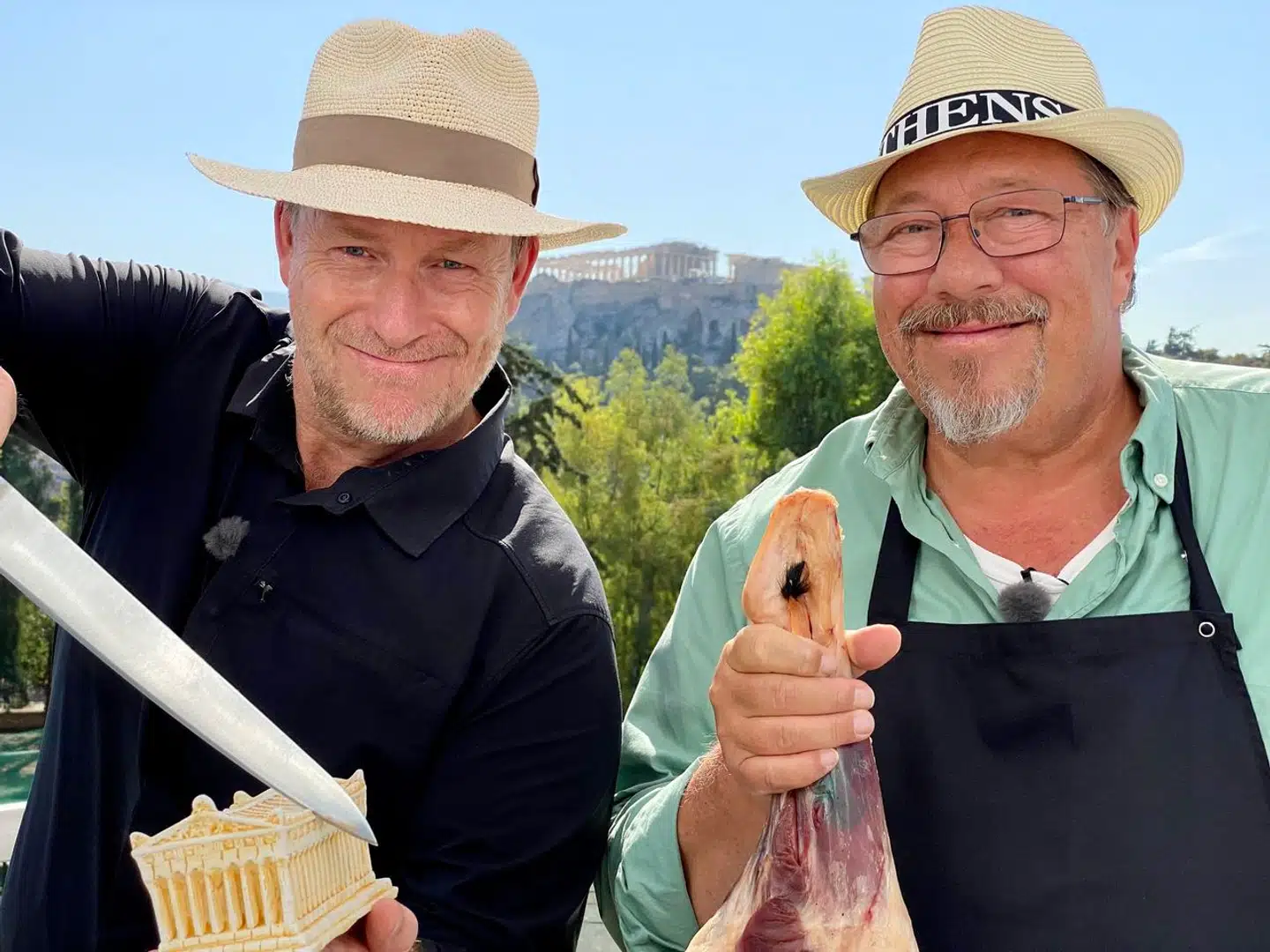 Adam (tv.) og James Price er i Grækenland i 16. sæson af »Spise med Price«. PR-foto: DR