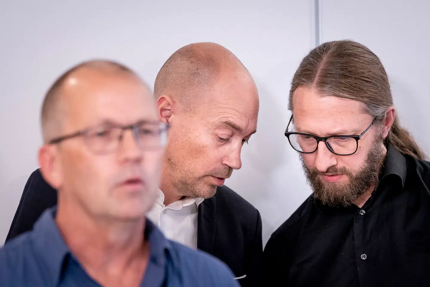 De Radikales Stinus Lindgreen (th.) og miljøminister Magnus Heunicke (midt) har begge oplevet chikane efter at have haft topposter under coronapandemien.