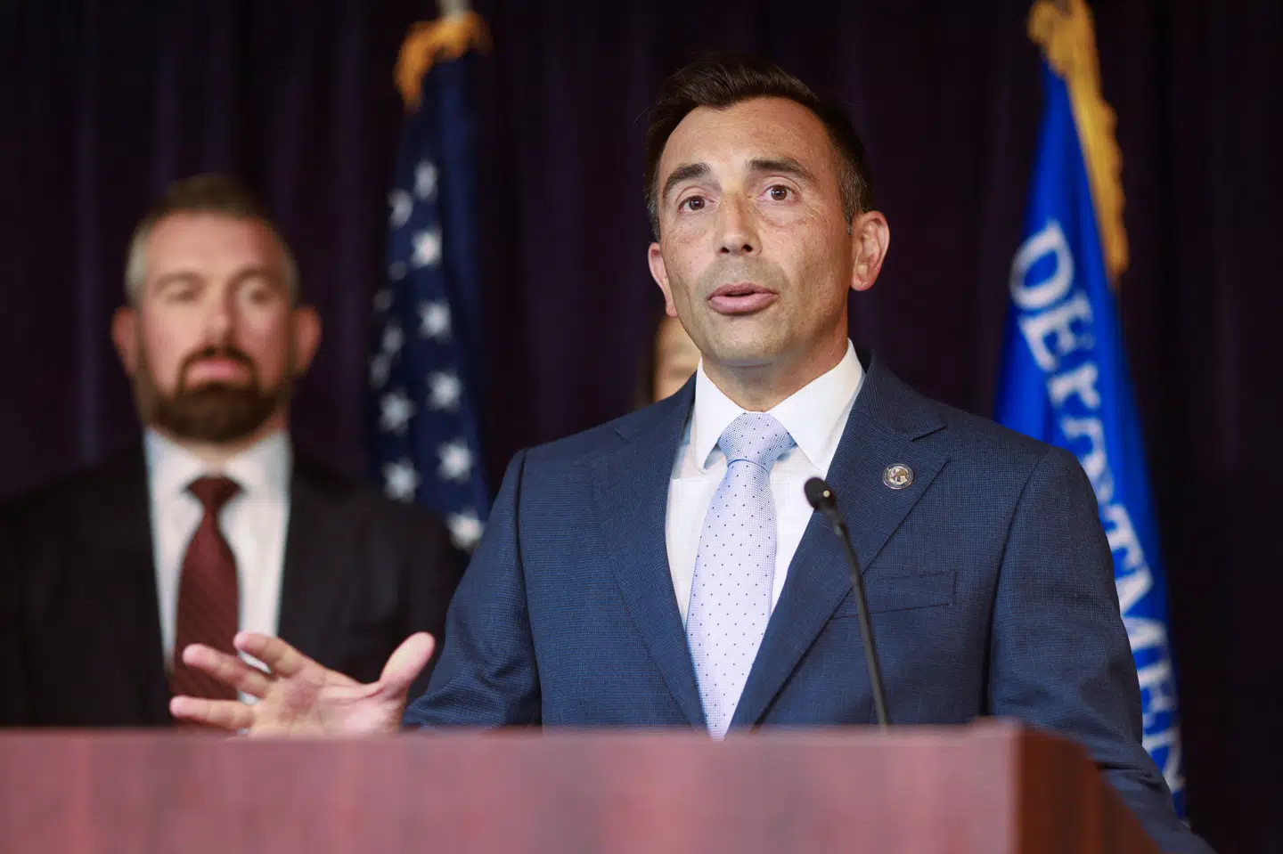 Anklager Martin Estrada har torsdag præsenteret tiltale mod fem personer efter "Venner"-skuespillers død.