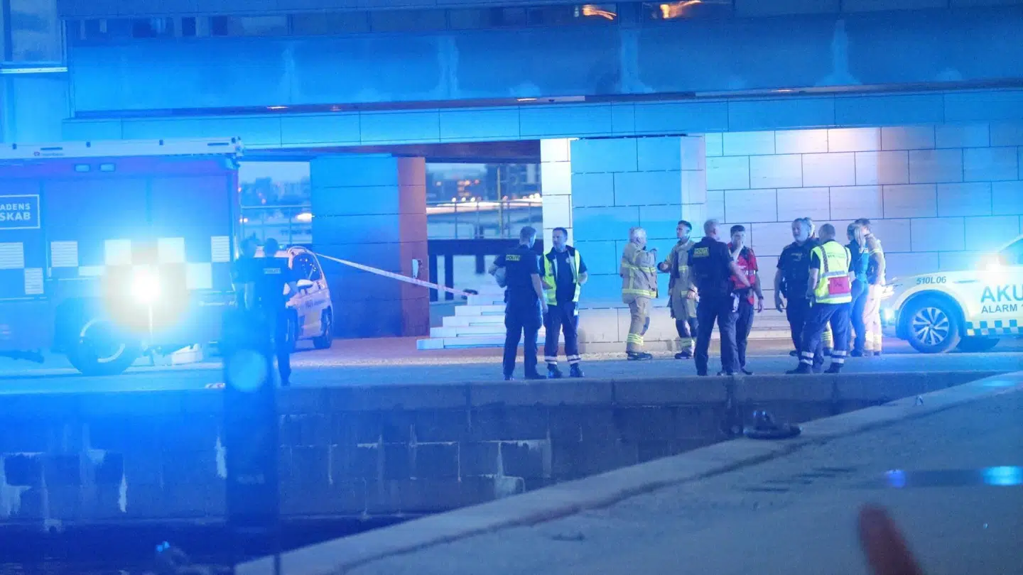 Politiet er til stede med en indsatsleder og en patruljevogn.