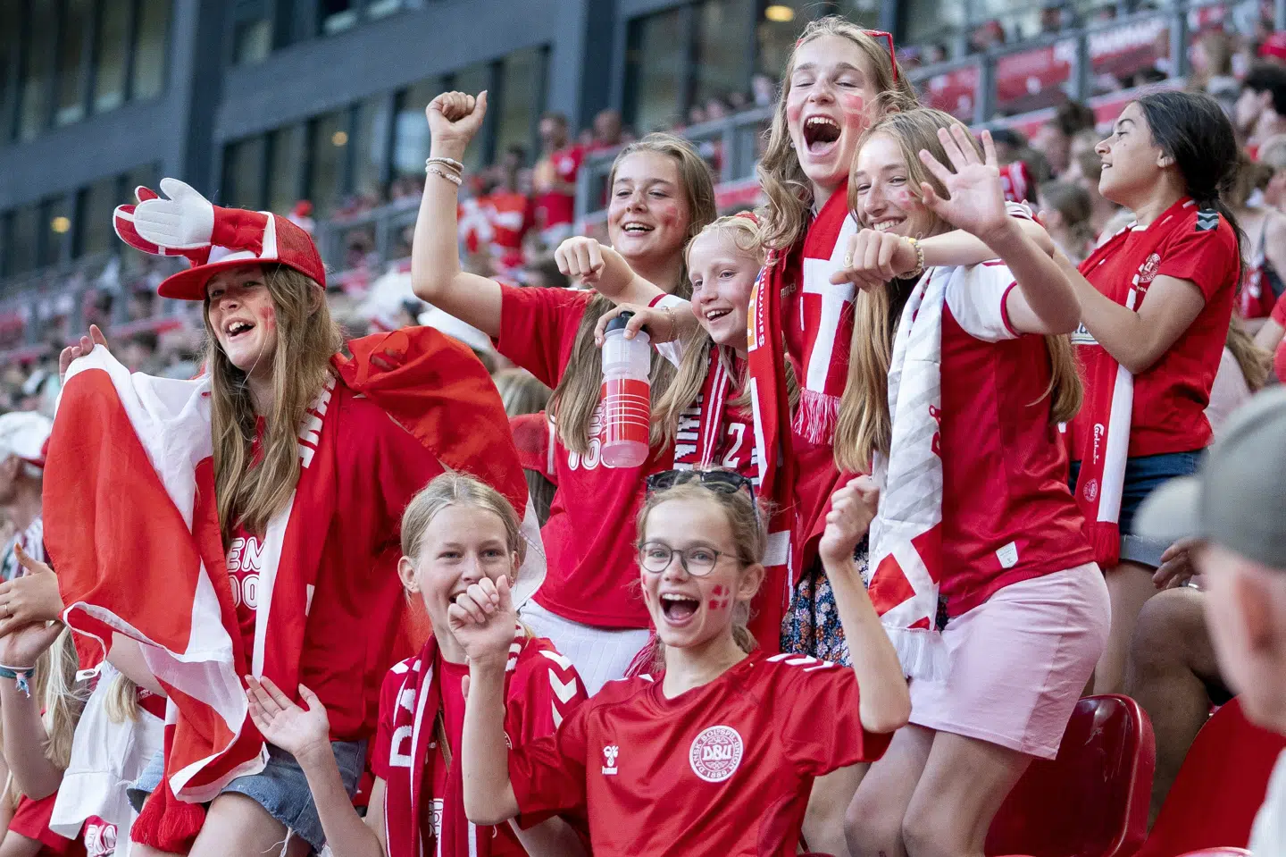 Danske fans havde en fest, da fodboldkvinderne mødte Brasilien i en testkamp i Parken i sommeren 2022. Danmark og Sverige arbejder på at bliver værter for EM i fodbold i 2029. (Arkivfoto).