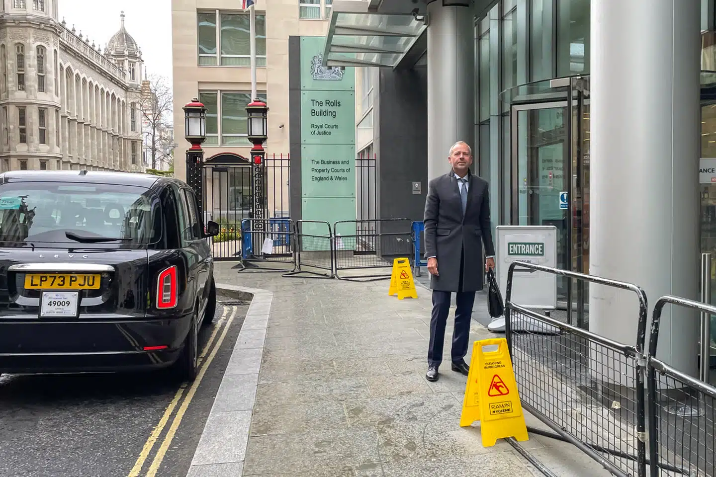 Boris Frederiksen fra Kammeradvokaten ved indgangen til High Court of Justice i London, da Skats erstatningssag mod Sanjay Shah og en stribe andre sagsøgt begyndte i april i år.