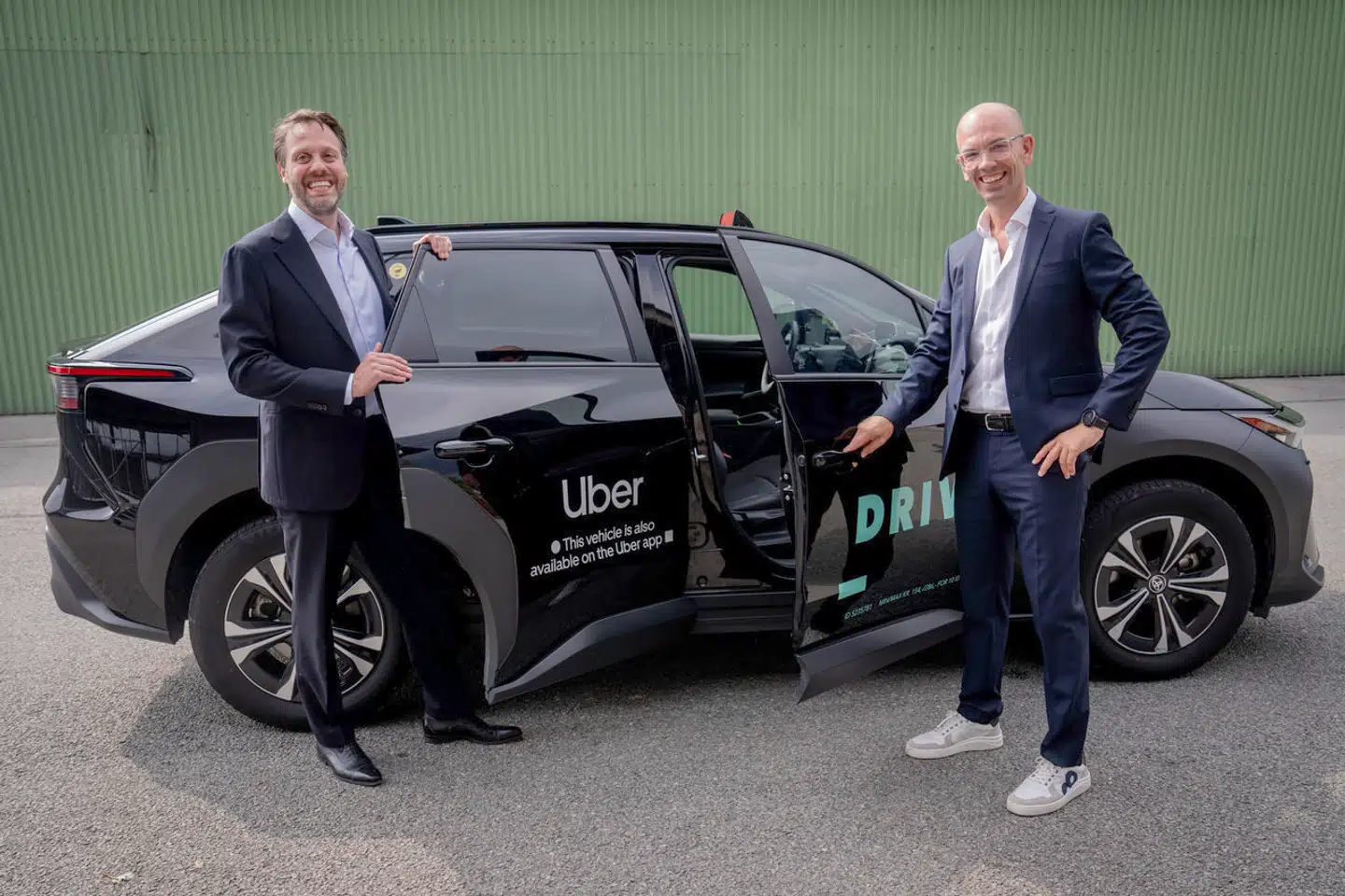DRIVR-topchef Bo Svane (th.) siger, at han tog kontakt til Ubers Maurits Schönfeld (tv.) for et års tid siden. Nu er de blevet enige om at samarbejde om den københavnske taxatrafik.