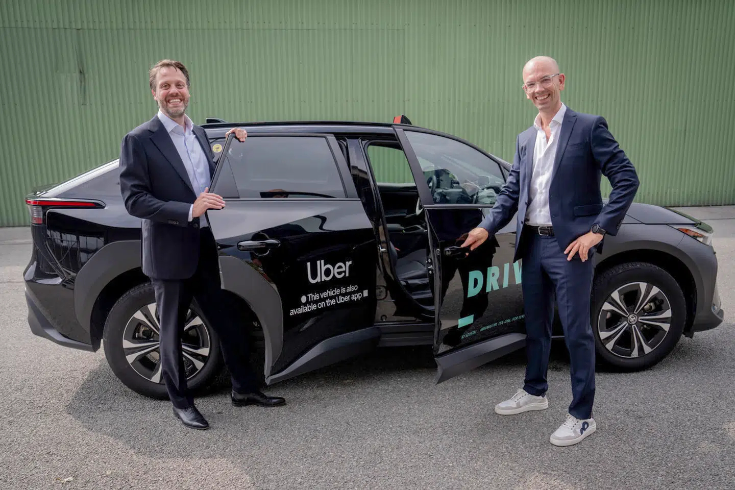 DRIVR-topchef Bo Svane (th.) siger, at han tog kontakt til Ubers Maurits Schönfeld (tv.) for et års tid siden. Nu er de blevet enige om at samarbejde om den københavnske taxatrafik.