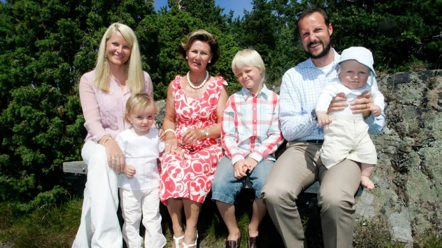 Den norske kornprinsefamilie og dronning Sonja i 2006.