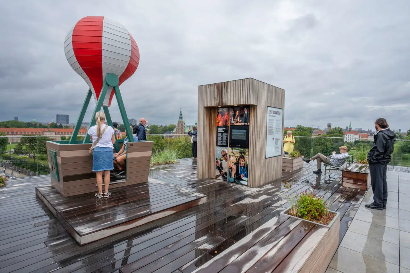 Filmtaget på toppen af Cinemateket har både udsigt, café og biograf. Og en ballongynge, der spiller gammel filmmusik. Men hvor er festen, spørger Berlingskes filmredaktør.