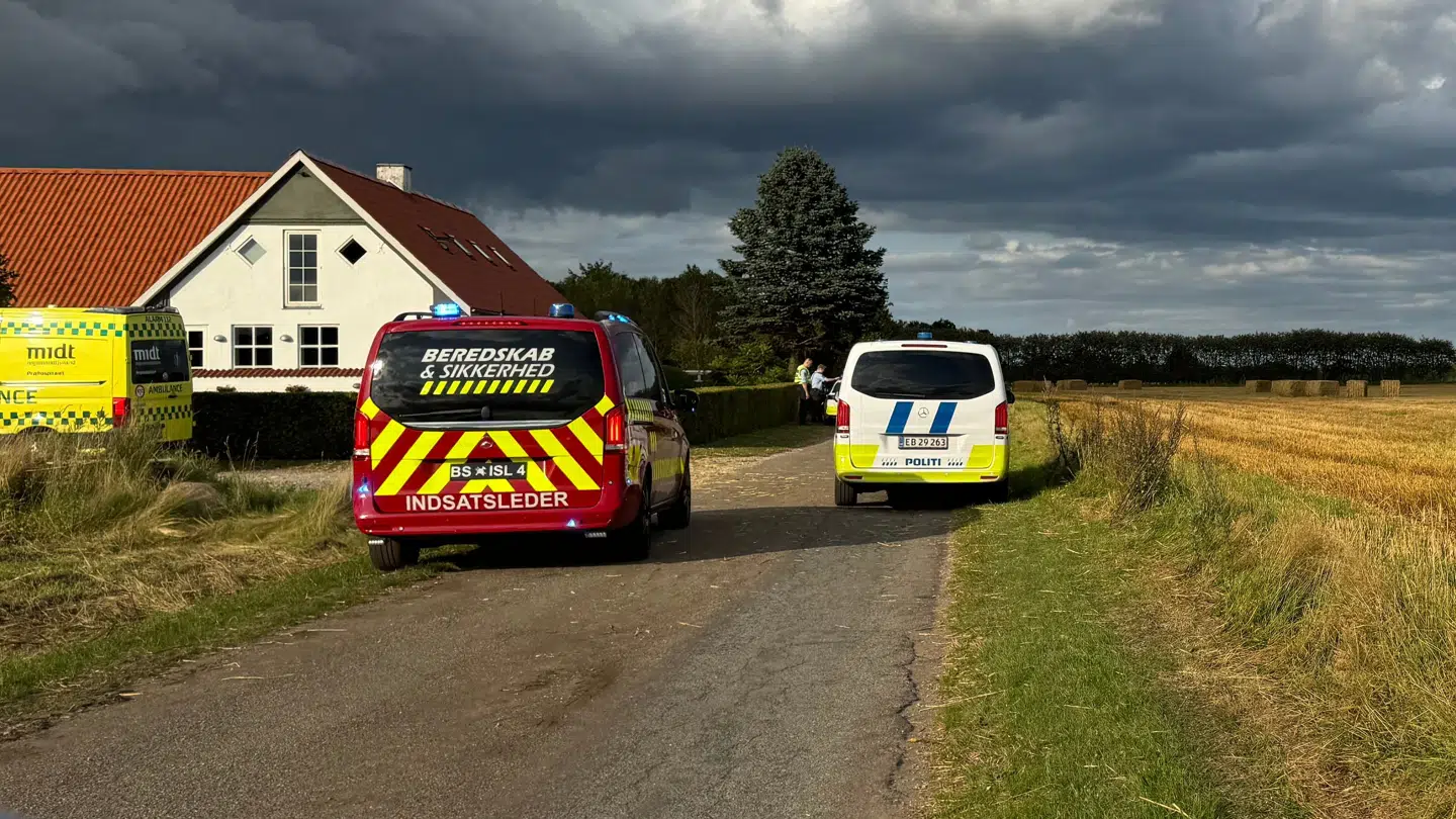 Østjyllands politi blev lørdag eftermiddag sendt til en landejendom på Grenå.